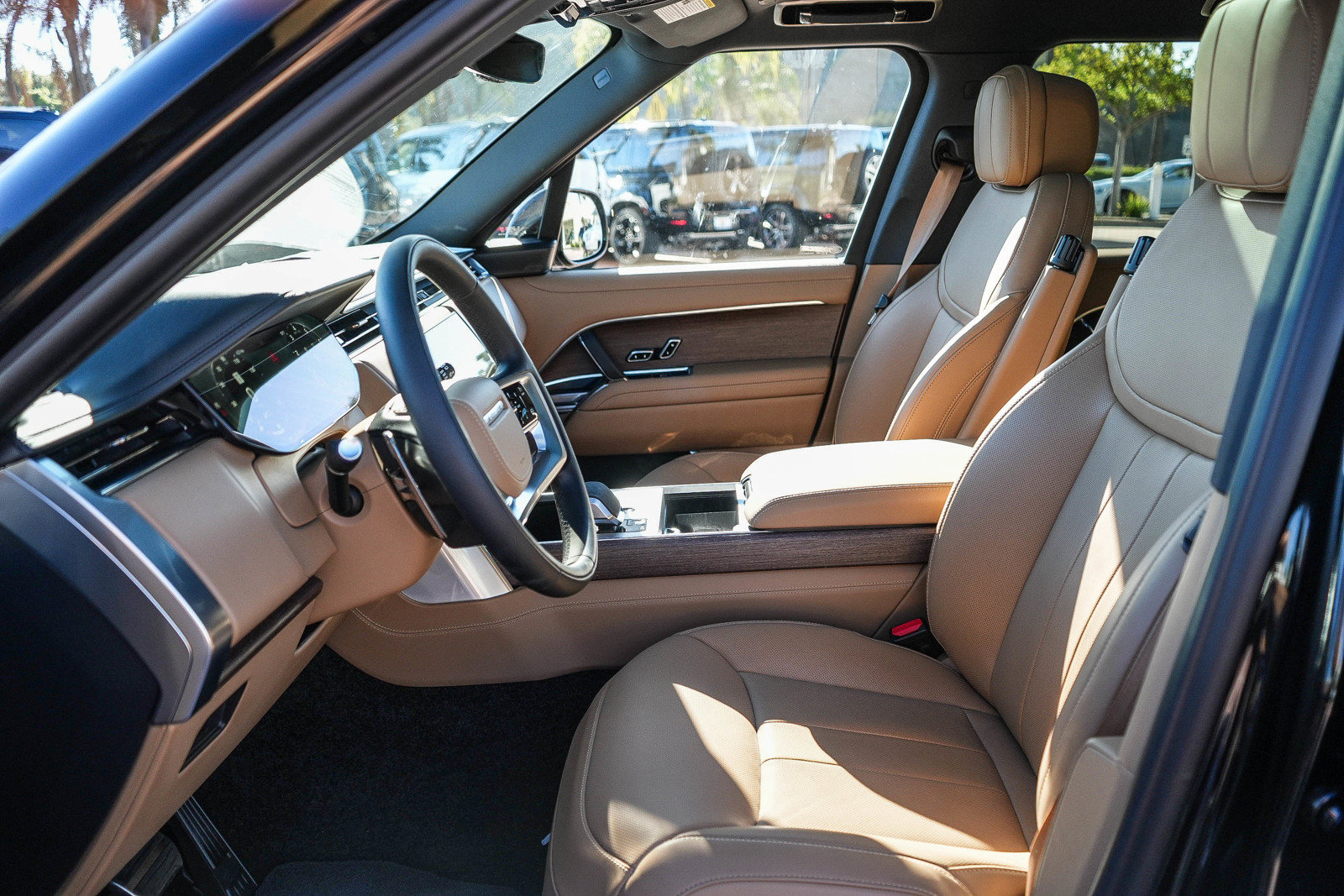Certified 2025 Land Rover Range Rover SE AWD/4WD image 18