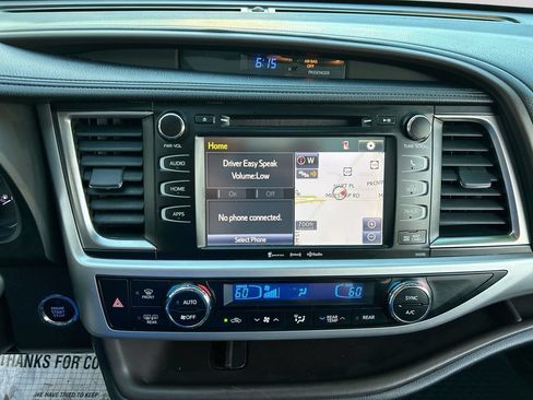 Used 2019 Toyota Highlander XLE AWD/4WD image 17