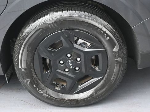 Used 2025 Kia Carnival FWD image 40