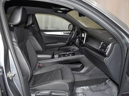 Used 2025 Volkswagen Atlas Cross Sport SE image 26