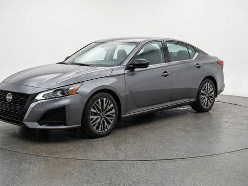 Used 2025 Nissan Altima 2.5 SV FWD image 3