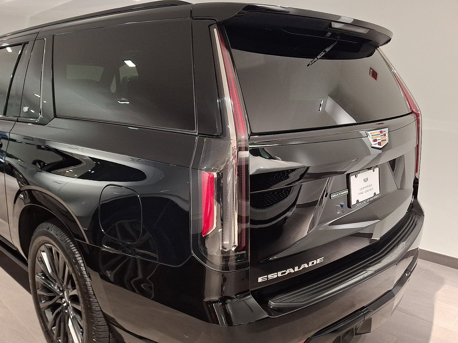 Certified 2023 Cadillac Escalade ESV V AWD/4WD image 10