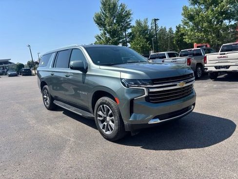 Used 2024 Chevrolet Suburban LT w/ Luxury Package AWD/4WD image 4