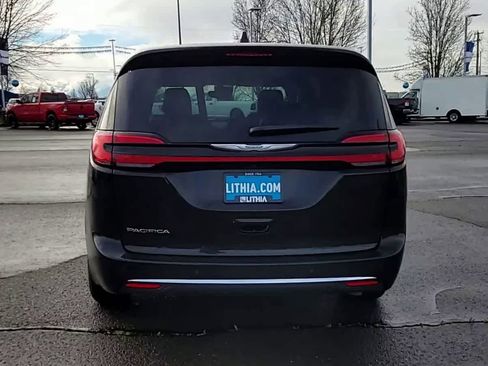 Used 2024 Chrysler Pacifica Touring-L image 7