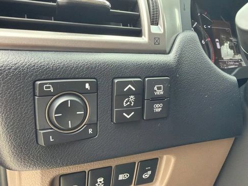 Used 2023 Lexus GX 460 Luxury w/ Accessory Package AWD/4WD image 38