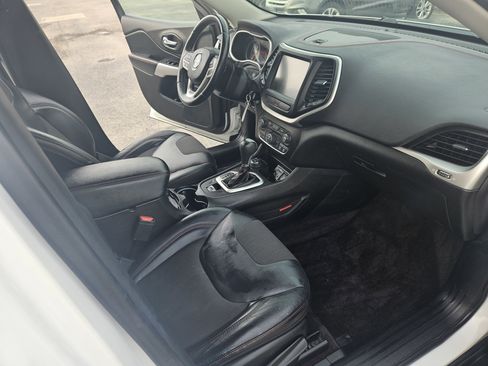 Used 2017 Jeep Cherokee Trailhawk AWD/4WD image 24