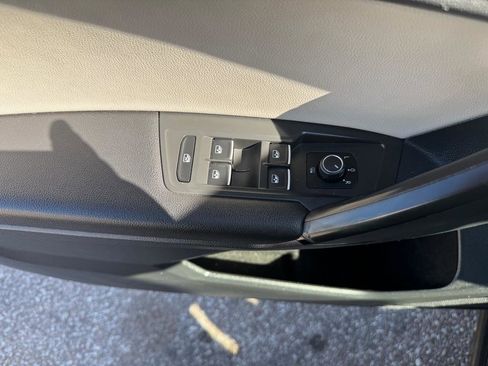 Used 2019 Volkswagen Tiguan SE image 23