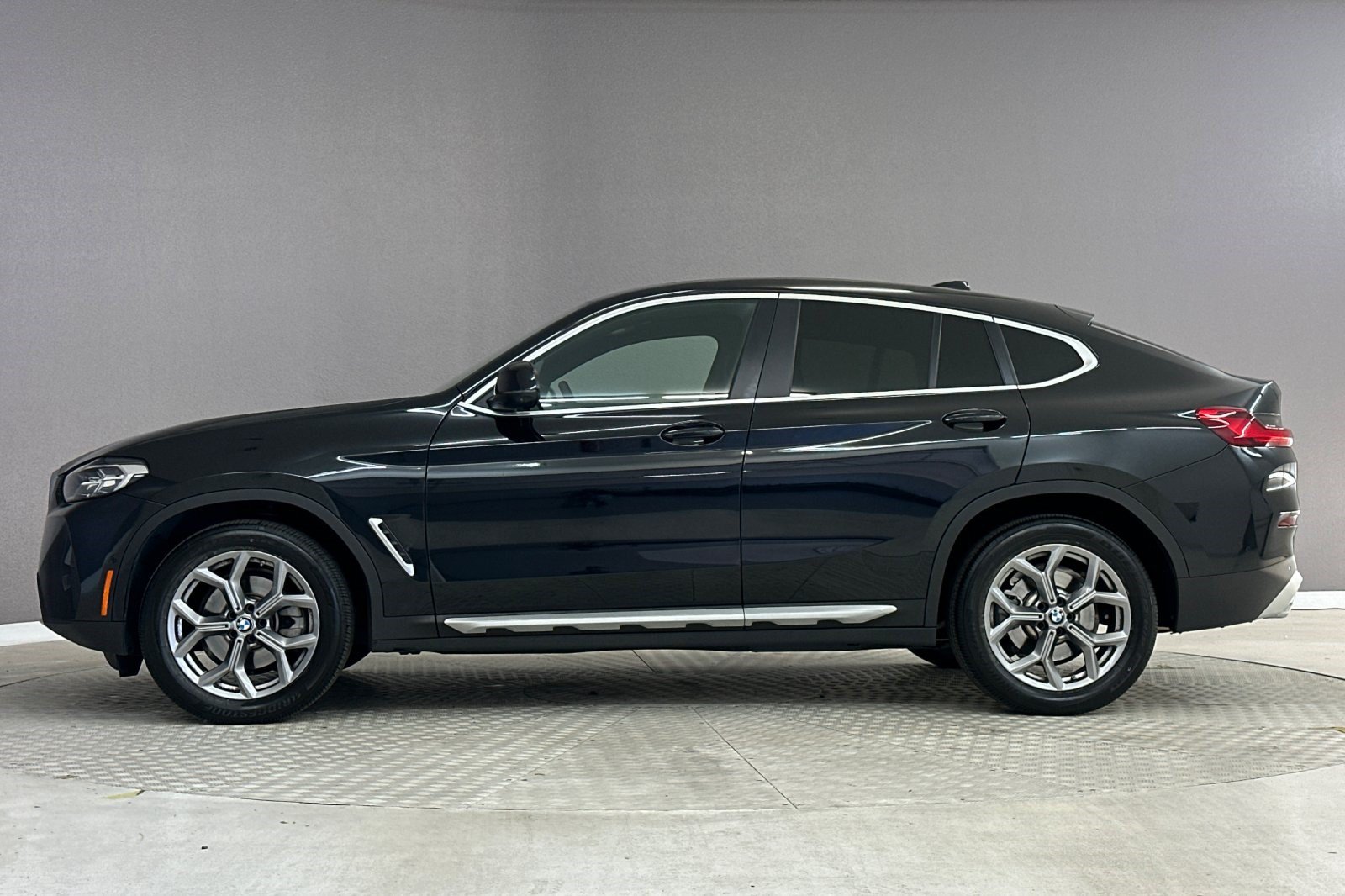 Used 2024 BMW X4 xDrive30i w/ Premium Package AWD/4WD image 2