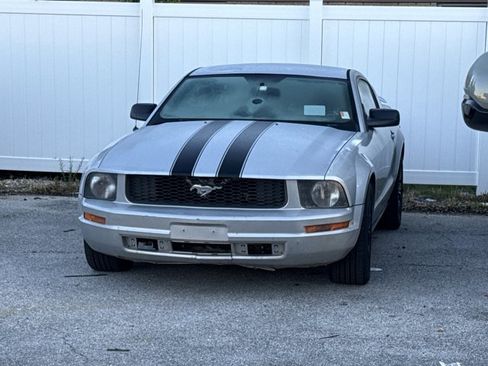 Used 2005 Ford Mustang Coupe RWD image 3