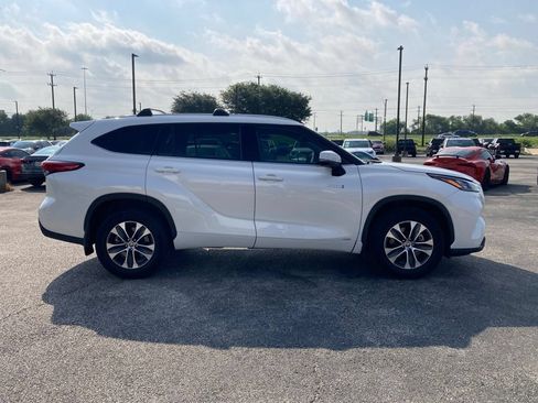 Used 2020 Toyota Highlander XLE AWD/4WD image 4