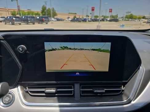 Used 2025 Chevrolet Trax LT w/ LT Convenience Package FWD image 9