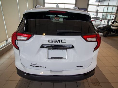Used 2022 GMC Terrain SLE w/ Driver Convenience Package image 6