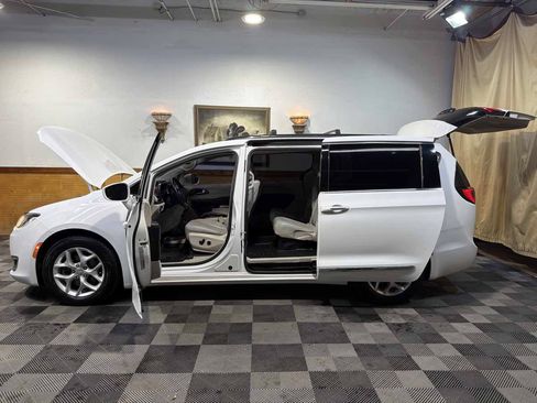 Used 2017 Chrysler Pacifica Touring-L Plus w/ Tire & Wheel Group FWD image 12