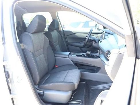 Certified 2025 Nissan Rogue SV FWD image 24