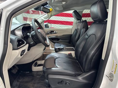 Used 2023 Chrysler Pacifica Touring-L FWD image 9