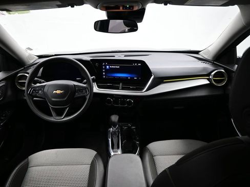 Used 2025 Chevrolet Trax LT FWD image 12