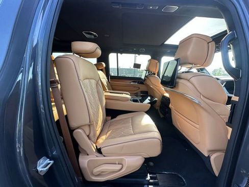 Used 2025 Jeep Grand Wagoneer L Series III w/ Rear Seat Video Group 1 AWD/4WD image 33