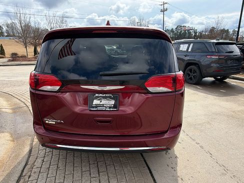 Used 2018 Chrysler Pacifica Touring-L w/ Tire & Wheel Group image 9