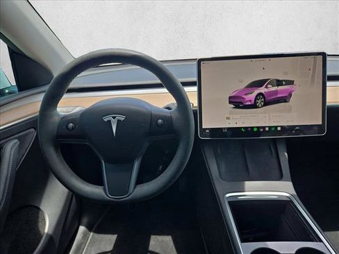 Used 2024 Tesla Model Y 2WD image 17