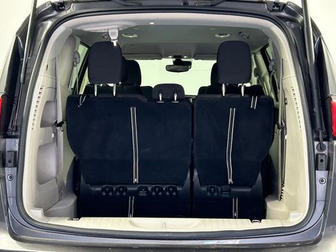 Used 2023 Chrysler Voyager LX FWD image 11