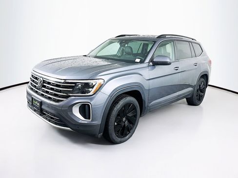 Used 2025 Volkswagen Atlas SE image 3