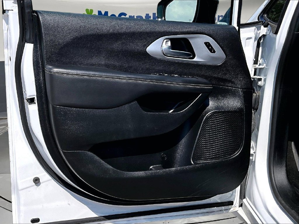 Used 2025 Chrysler Pacifica Limited FWD image 23