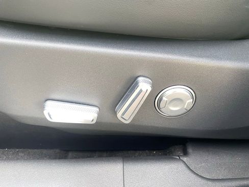 Used 2024 Lincoln Nautilus Premier image 11