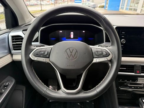 Used 2025 Volkswagen Taos SE FWD image 18