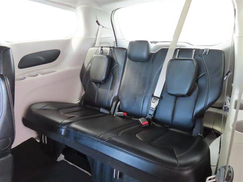 Used 2024 Chrysler Pacifica Touring-L FWD image 31