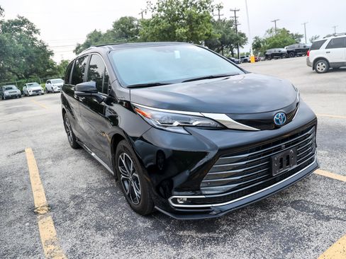 Used 2025 Toyota Sienna Platinum AWD/4WD image 6