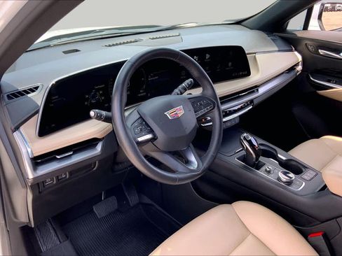 Used 2024 Cadillac XT4 Luxury w/ Cold Weather Package FWD image 17