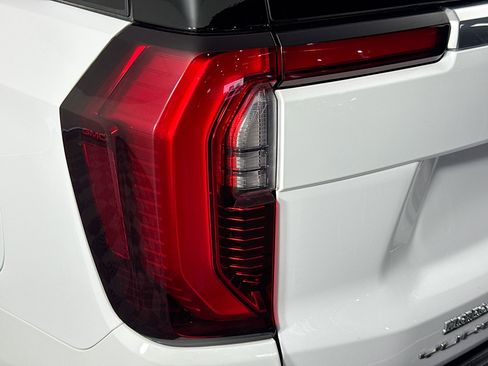 Used 2025 GMC Yukon XL Denali AWD/4WD image 34