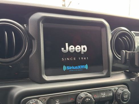 Used 2021 Jeep Gladiator Sport image 14