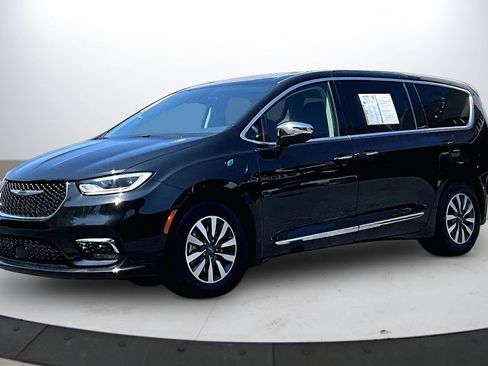 Used 2023 Chrysler Pacifica Limited FWD image 4