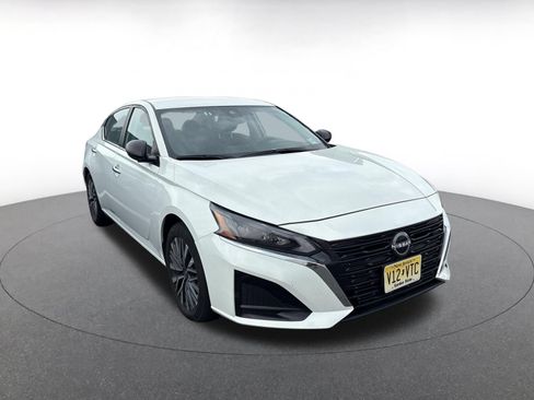 Used 2025 Nissan Altima 2.5 SV FWD image 2