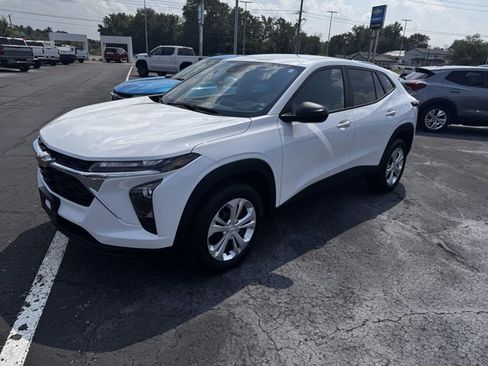 Used 2025 Chevrolet Trax LS image 5