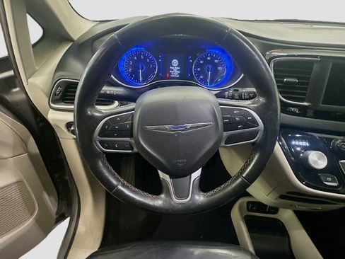 Used 2020 Chrysler Pacifica Touring-L FWD image 18