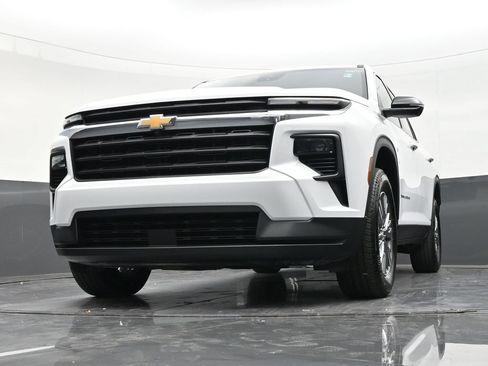 Used 2025 Chevrolet Traverse LT FWD image 24