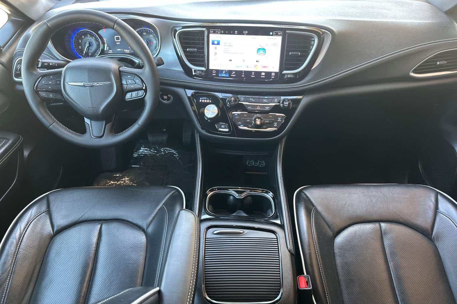 Used 2025 Chrysler Pacifica Limited FWD image 12