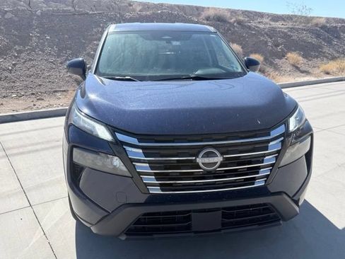 Used 2024 Nissan Rogue SV FWD image 2