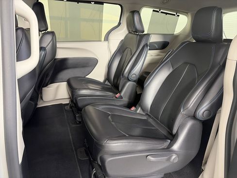 Used 2021 Chrysler Pacifica Touring-L image 12