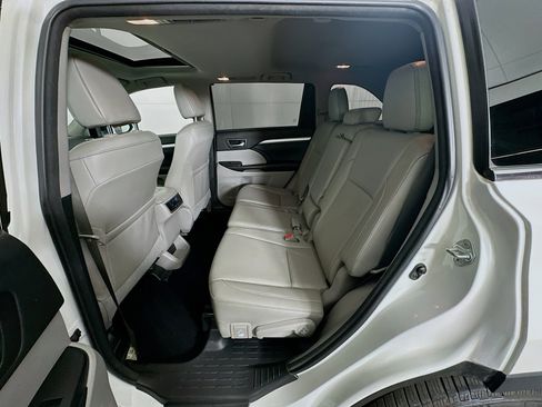 Used 2018 Toyota Highlander XLE w/ Carpet Mat Package (TMS) image 29