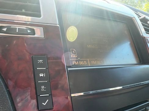 Used 2011 Cadillac Escalade ESV Premium image 22