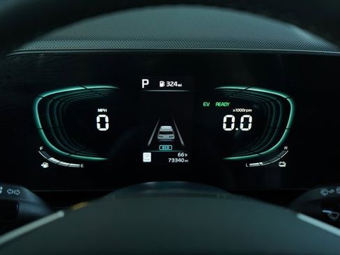 Used 2023 Kia Niro EX image 16