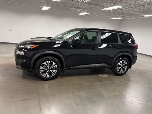 Used 2023 Nissan Rogue SV FWD image 2