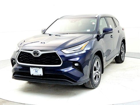 New 2026 Toyota Highlander XLE image 2