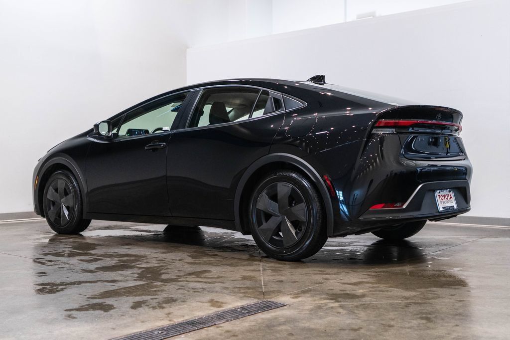 Used 2025 Toyota Prius LE FWD image 7