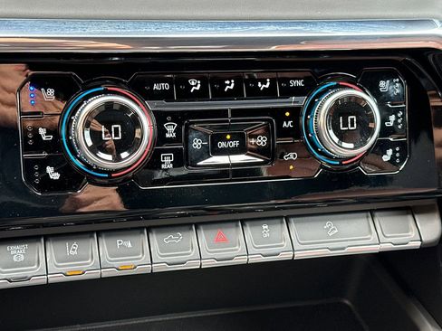 Certified 2025 GMC Sierra 2500 Denali Ultimate AWD/4WD image 21