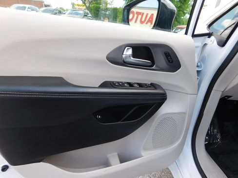 Used 2024 Chrysler Pacifica Limited FWD image 17