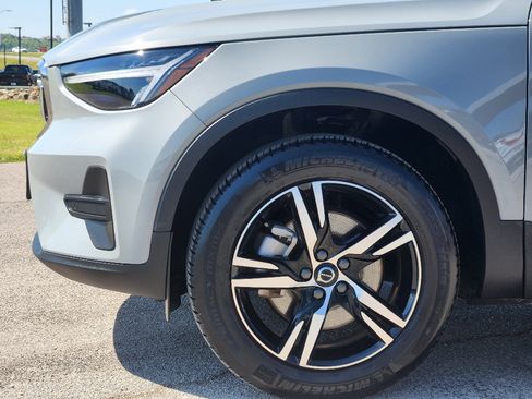 Used 2025 Volvo XC40 B5 Core image 9